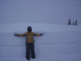 20080222 Anja zeigt wie hoch der Schnee liegt